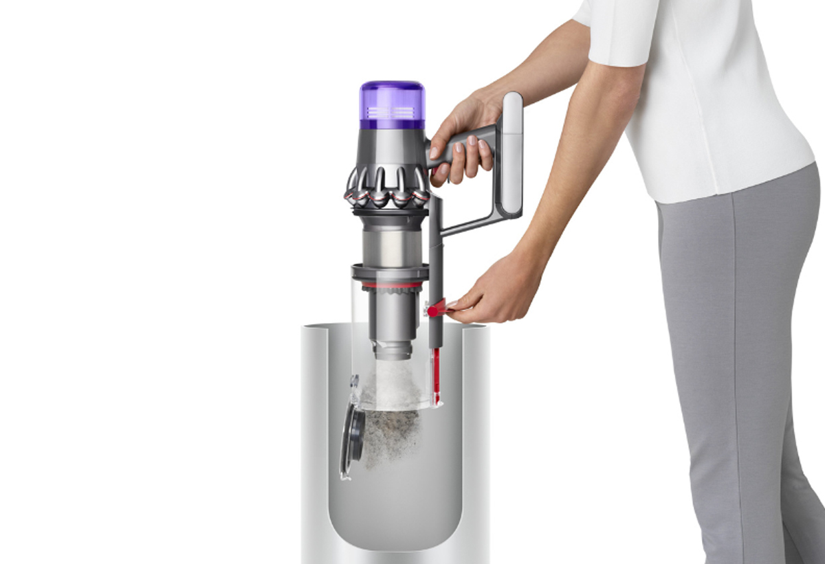 Απεικονίζεται η σκούπα να αδειάζει.